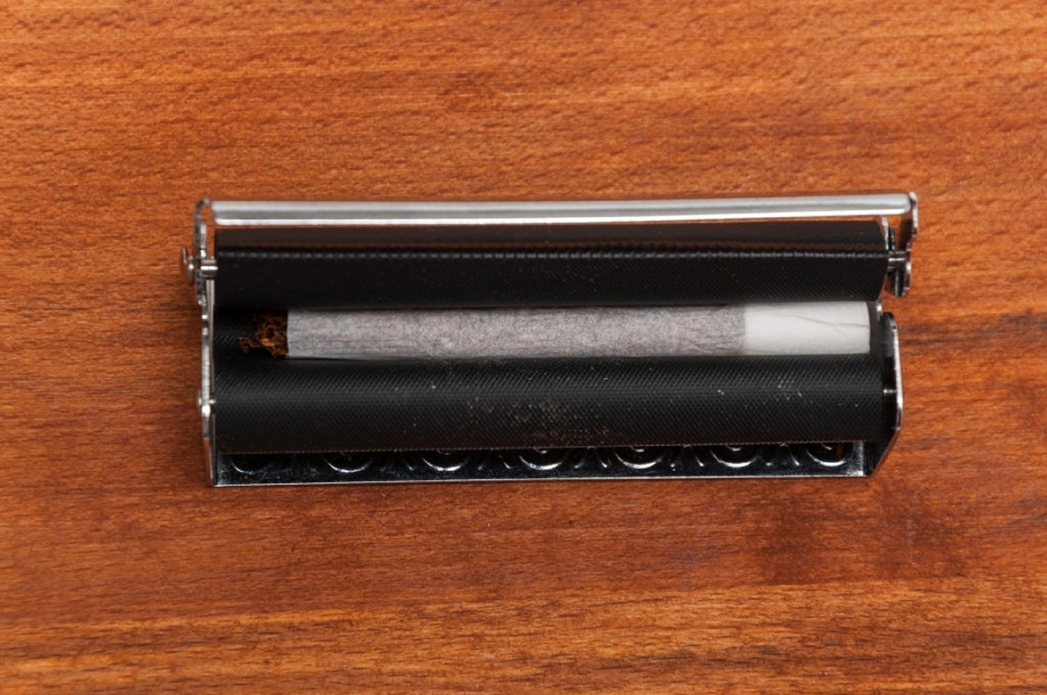 Homemade joint rolling machine with a joint inside