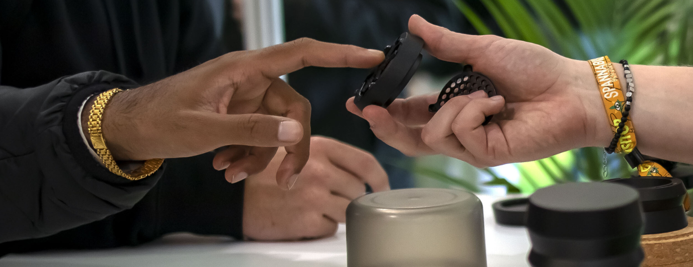 showing a grinder in Spannabis