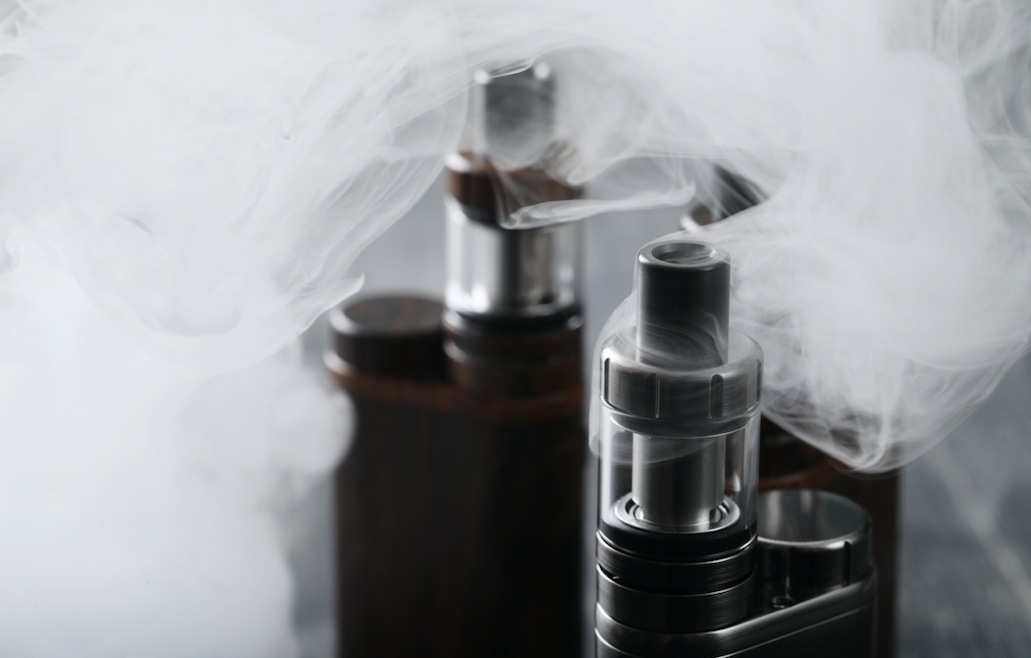 dos vaporizadores de hierba negros con humo