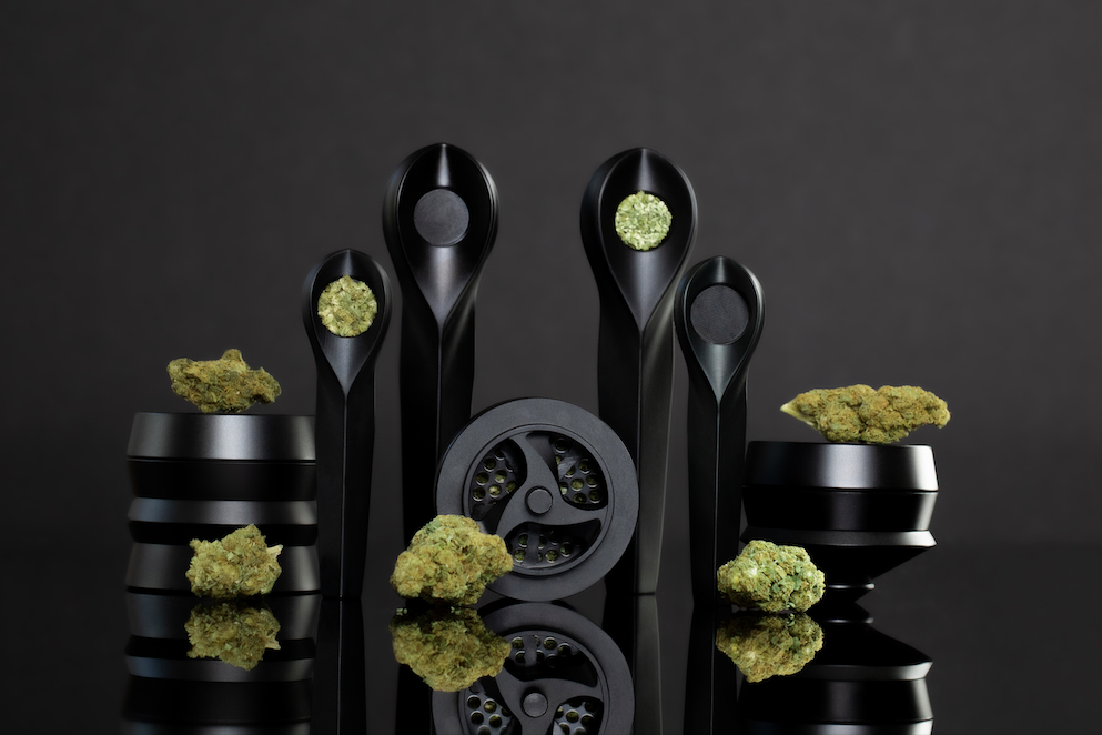 Luxury cannabis accessories: KLIP grinder and KOL pipes