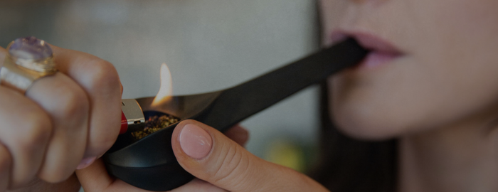 mujer acorralando hierba en pipa