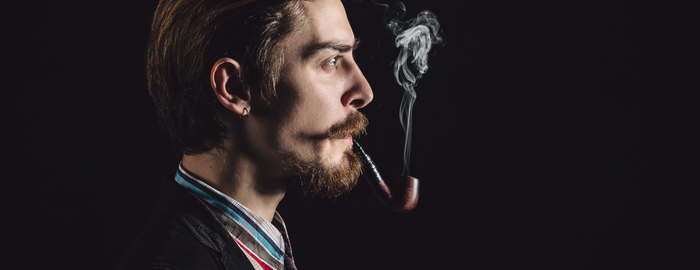 Mann raucht aus einer Pfeife