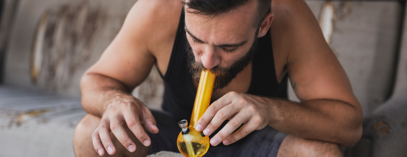 man smoking shatter