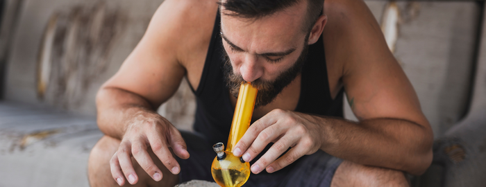 homme fumant du shatter