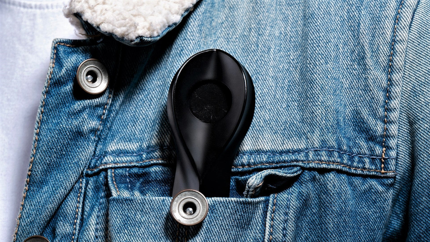 A black KØL Pipe protrudes from a jean jacket pocket.